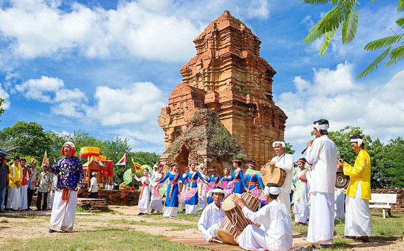Lễ hội diễn ra trên Tháp Bà Ponagar.