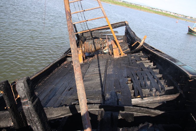 Tàu cá bị cháy rụi sau tiếng nổ lớn