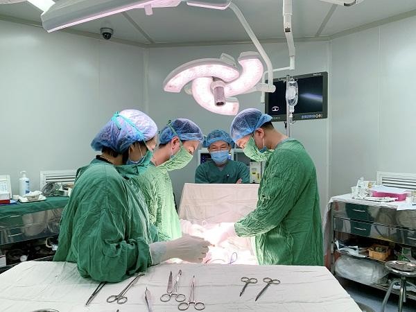 BS Bệnh viện Sản Nhi Bắc Giang phẫu thuật cấp cứu cho cháu Kim Bảo A. 45 ngày tuổi bị xoắn ruột khiến ruột hoại tử. (Ảnh: Sức khoẻ & Đời sống)