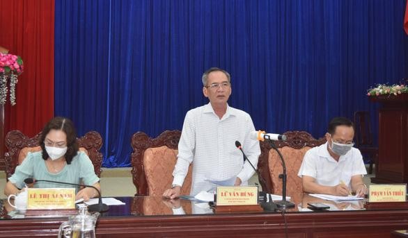 Bí thư Tỉnh ủy Bạc Liêu Lữ Văn Hùng chỉ đạo tại buổi họp khẩn sáng 28-2 - Ảnh: NGỌC HÂN