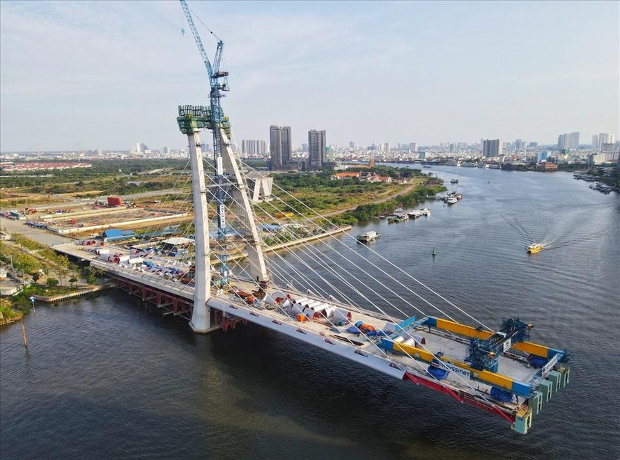 Sau khi tạm dừng từ tháng 9/2020, dự án cầu Thủ Thiêm 2 sẽ được thi công trở lại và dự kiến hoàn thành vào tháng 6/2022. (Ảnh: Lao Động)
