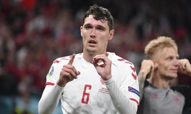 Andreas Christensen tri ân Eriksen bằng cách giơ ngón tay biểu thị số 10 - số áo của người đồng đội sau khi nâng tỷ số lên 3-1 cho Đan Mạch. (Ảnh: The Guardian)