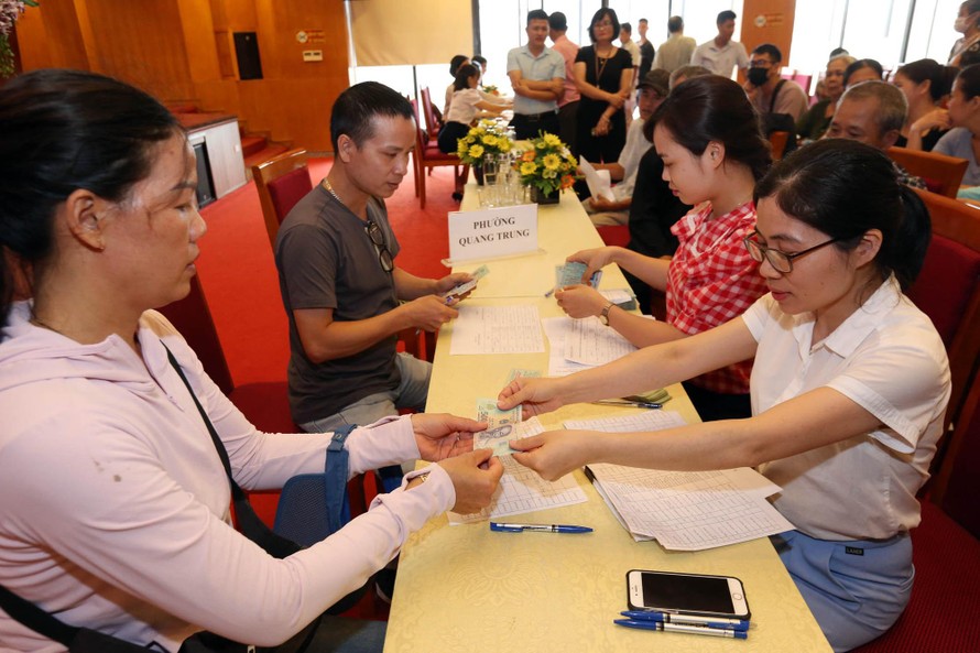 Lao động tự do quận Hà Đông (Hà Nội) được nhận tiền từ gói hỗ trợ 62.000 tỷ đồng. (Ảnh: Dân Việt)