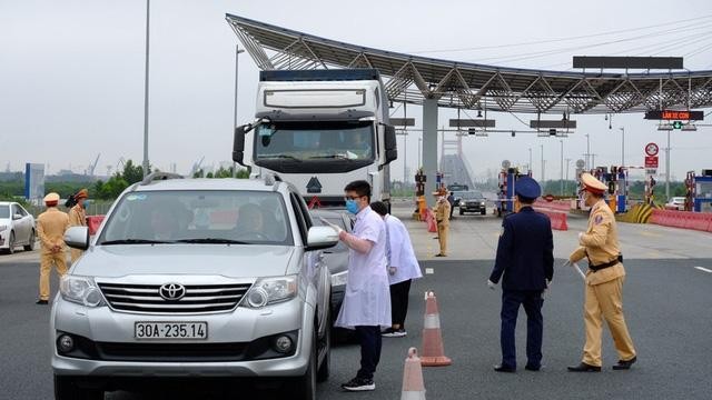 Chốt kiểm dịch ra vào tỉnh Quảng Ninh tại cầu Bạch Đằng.(Ảnh: Báo điện tử Đảng Cộng sản Việt Nam)