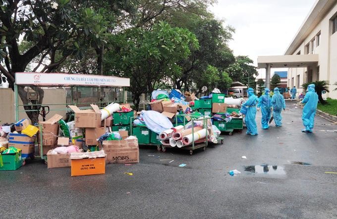 Nhân viên nhà máy EsTec Vina (Bình Dương) dọn dẹp, bố trí lại khu ăn ở sau khi phát hiện hơn 340 ca F0. Ảnh: An Phương.