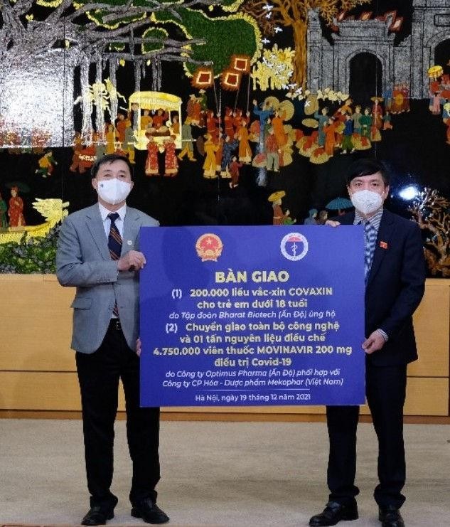 Đồng chí Tổng thư ký Quốc hội- Chủ nhiệm Văn phòng Quốc hội Bùi Văn Cường trao biển đề tặng 200.000 liều vaccine Covaxin cho trẻ em dưới 18 tuổi do Tập đoàn Bharat Biotech (Ấn Độ) ủng hộ và chuyển giao toàn bộ công nghệ; 01 tấn nguyên liệu điều chế thuốc điều trị COVID-19 Movinavir 200mg cho Thứ trưởng Bộ Y tế Trần Văn Thuấn (Ảnh: Trần Minh)