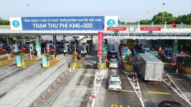 Các phương tiện lưu thông qua làn thu phí tự động ETC tại trạm thu phí BOT Nội Bài-Lào Cai. (Ảnh: TTXVN phát) 