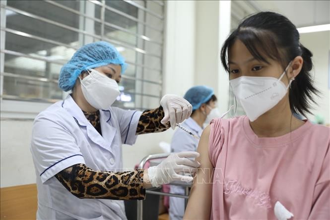 Tiêm vaccine phòng COVID-19 mũi nhắc lại cho người dân. Ảnh: TTXVN 