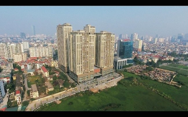 Lối đi vào Home City từ đường Nguyễn Chánh. Hai đầu đường quy hoạch 21m hiện nay vẫn chưa được thông