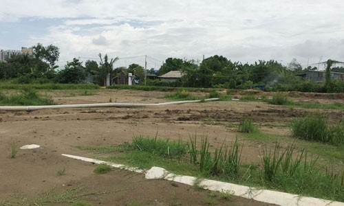 Một dự án bán đất nền bằng hợp đồng góp vốn đầu tư xây dựng nhà ở và hợp đồng hợp tác đầu tư đang nổ ra tranh chấp, nếu chủ đầu tư phá vỡ hợp đồng, mức bồi thường khiến người mua lỗ 30-60 cây vàng. Ảnh: Vũ Lê