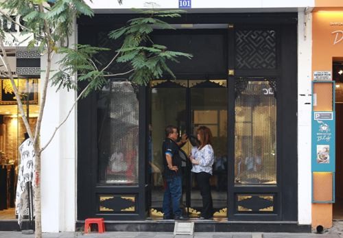 Cửa hàng Khaisilk trước đây tại 101 Đồng Khởi đang treo biển cho thuê. Ảnh: Thành Nguyễn