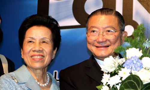 Ông CharoenSirivadhanabakdi và vợ. Ảnh: Nikkei