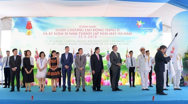 FrieslandCampina đón nhận Huân chương Lao động hạng Nhì