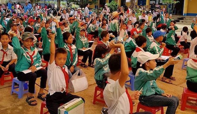 Các em vui vẻ nhận quà Sữa từ Cô Gái Hà Lan