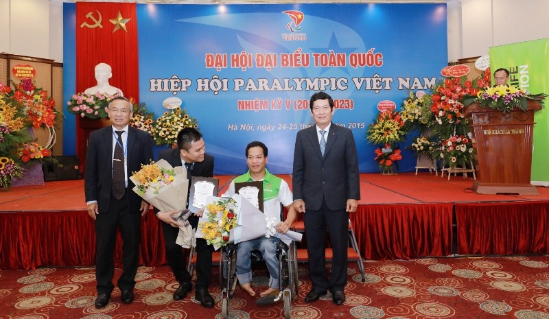 Đại diện Herbalife nhận bằng khen từ VPA