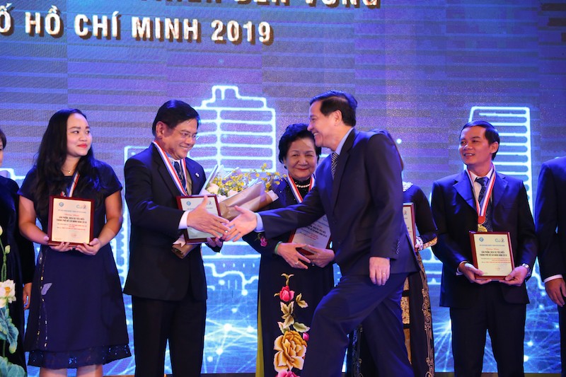 Đại diện Tập đoàn Xây dựng Hòa Bình nhận Danh hiệu Doanh nghiệp phát triển bền vững 2019