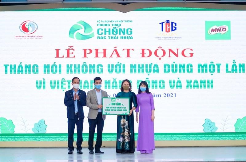 Đại diện Trung tâm Truyền thông Tài nguyên và Môi trường và Nestlé MILO trao tặng thùng rác và trụ bóng rổ tái chế từ vỏ hộp sữa thân thiện môi trường,