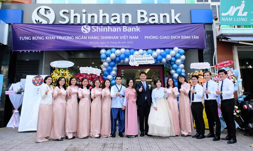 Ngân hàng Shinhan Việt Nam vừa chính thức khai trương Phòng Giao dịch Bình Tân tại Số 200 – 202 Đường Tên Lửa, phường Bình Trị Đông B, Quận Bình Tân, TP. Hồ Chí Minh.