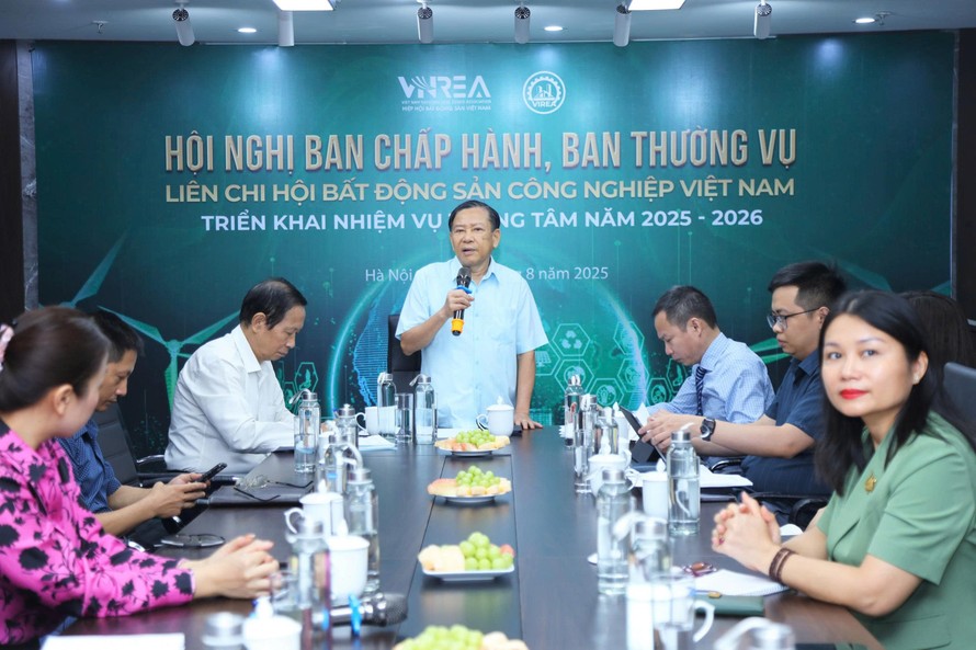 TS. Nguyễn Văn Khôi, Chủ tịch Hiệp hội Bất động sản Việt Nam, thành viên Hội đồng tư vấn cải cách thủ tục hành chính của Thủ tướng Chính phủ, nguyên Phó Chủ tịch UBND TP. Hà Nội phát biểu tại Hội nghị.