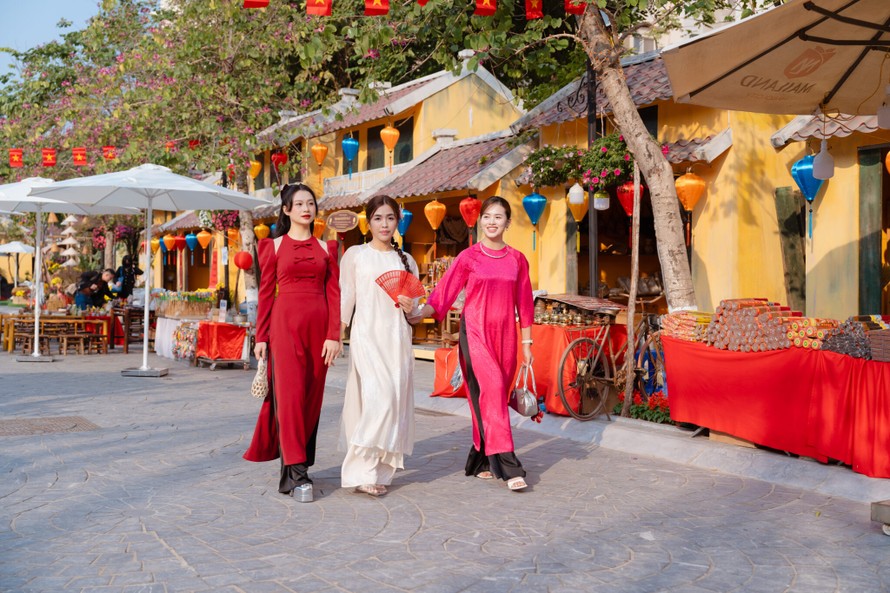 Giới trẻ check in Lễ hội hoa xuân trong khuôn khổ dự án Hà Nội Rethink.