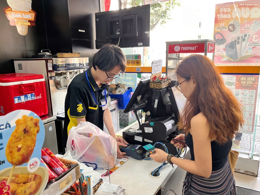 70% người tiêu dùng Việt Nam ưa chuộng các phương thức thanh toán số mới như sinh trắc học, mã QR và ví di động.