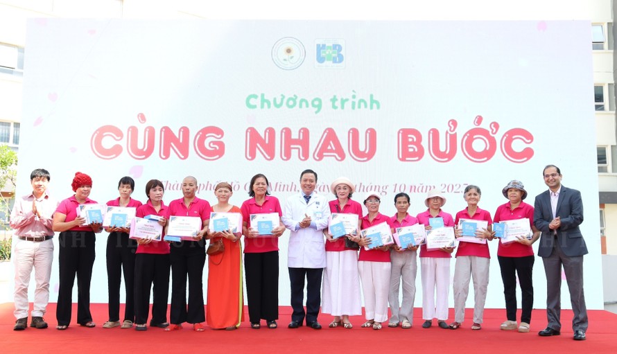 Chương trình “Cùng nhau Bước” là một trong những hoạt động thể hiện cam kết trong nỗ lực đồng hành cùng bệnh nhân ung thư vú.
