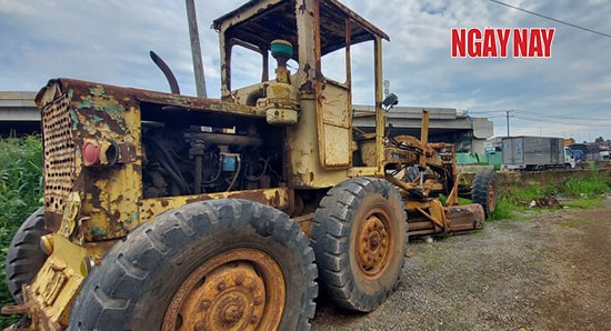 Xe phục vụ công trình hoen gỉ vì cầu vượt dừng thi công. Ảnh: Xuân Thời