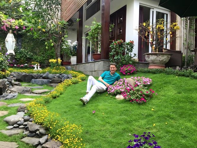 Một trong số những tài sản đáng giá của Đàm Vĩnh Hưng phải kể đến căn biệt thự màu trắng nằm ở quận 10, Tp.HCM