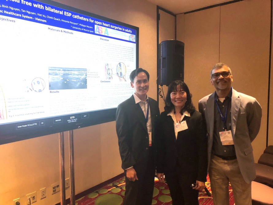 GS Chin GS Ki Jinn Chin - Bệnh viện Tây Toronto, Canada (bìa trái) chúc mừng thành công của bác sĩ Hồ Thị Xuân Nga và Bệnh viện Vinmec tại Hội thảo