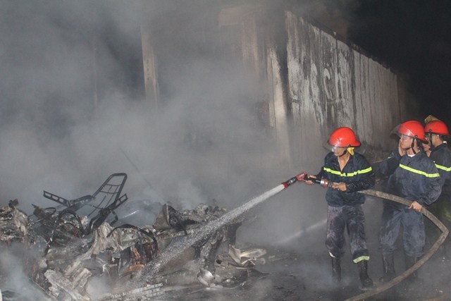 Hàng trăm cảnh sát và người dân giải cứu container bốc cháy dữ dội