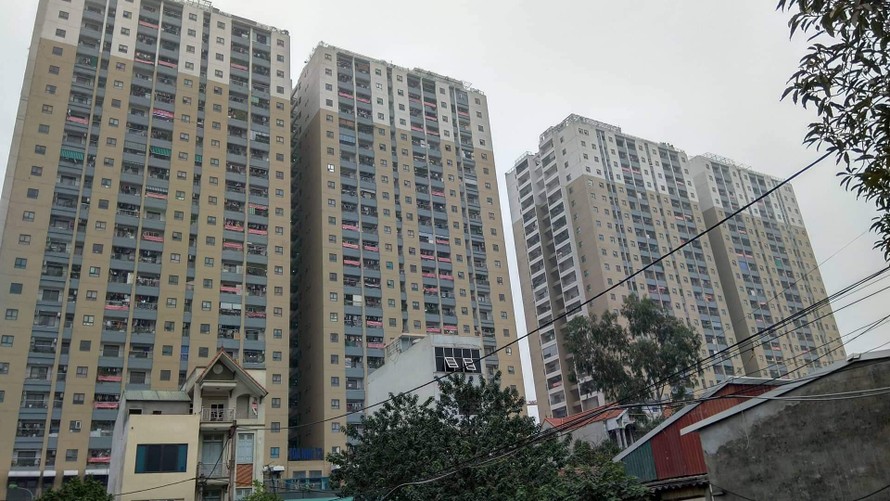 Sáng ngày 20/11, 2 tòa T1, T2 Thăng Long Victory vẫn đỏ màu băng rôn đòi CĐT phải chịu trách nhiệm về chất lượng nhà ở