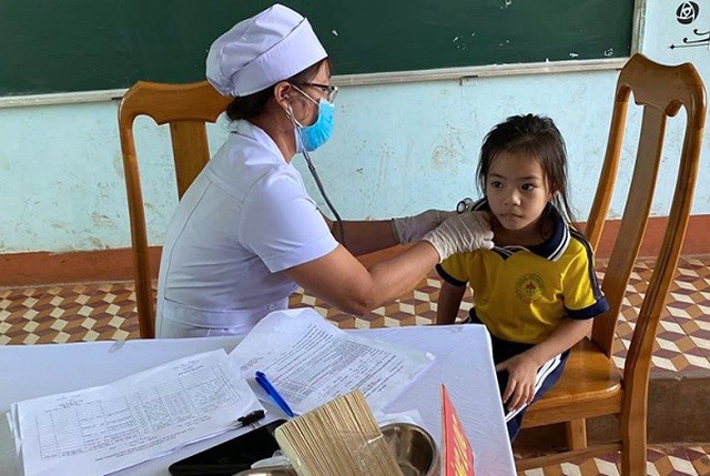 Trẻ được tiêm bổ sung vắc xin phòng bệnh bạch hầu.