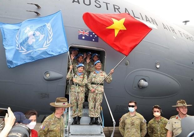 Các sỹ quan Đội Công binh số 1 và Bệnh viện dã chiến cấp 2 số 4 lên đường thực hiện nhiệm vụ. (Ảnh: Trọng Đức/TTXVN)