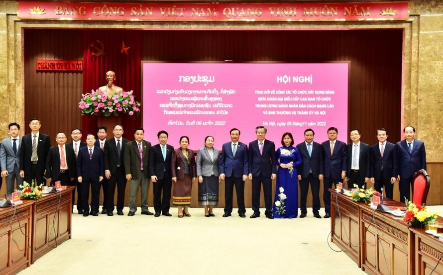 Các đại biểu chụp ảnh lưu niệm