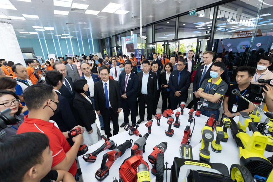 Lãnh đạo Bộ Khoa học Công nghệ, Lãnh đạo TP.HCM và SHTP tham quan các sản phẩm nổi bật của TTI