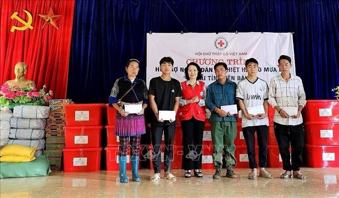 Đoàn trao tặng 40 hộ có nhà sập trôi hoàn toàn mỗi hộ 10 triệu đồng; các hộ có nhà bị hư hỏng nặng được nhận 1 thùng hàng gia đình bao gồm các nhu yếu phẩm cần thiết. 