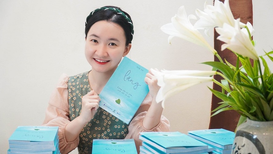 Tác giả Tuệ An với cuốn tự truyện "Lặng"