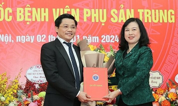 Bộ trường Y tế Đào Hồng Lan trao quyết định cho GS Nguyễn Duy Ánh. 