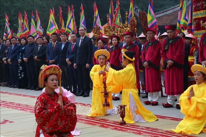 Các nữ quan thực hiện lễ dâng hương, hoa tưởng nhớ, tri ân công đức Tổ Mẫu Âu Cơ. Ảnh: Tạ Toàn - TTXVN