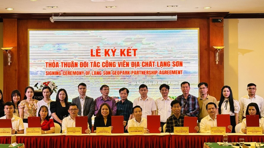 Quang cảnh lễ ký kết hợp tác giữa đơn vị du lịch dịch vụ Hà Nội và Lạng Sơn.