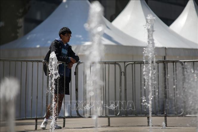 Người dân làm mát bên đài phun nước ở thủ đô Mexico City, Mexico. 