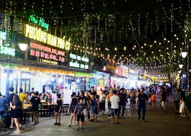 Tuyến phố đi bộ Bãi Cháy thu hút đông đảo người dân và du khách trong ngày đầu khai trương. Ảnh: Đức Hiếu - TTXVN