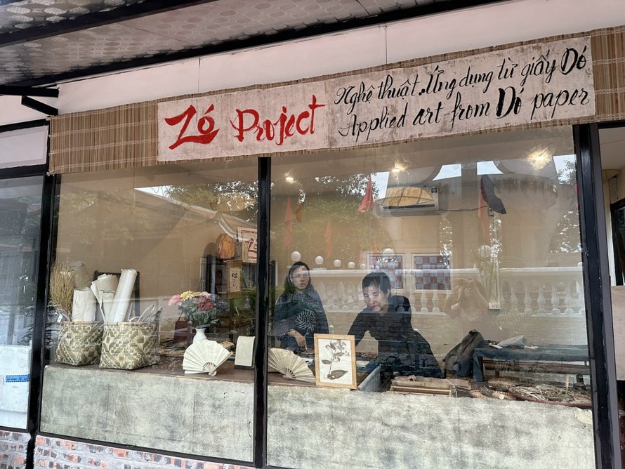 Gian trưng bày và bán sản phẩm làm từ giấy Dó trong điểm đến du lịch ở phường Bưởi