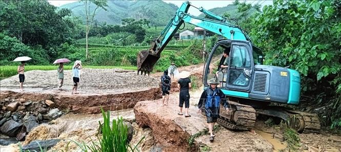 Tuyến đường giao thông nông thôn ở xã Lương Sơn, huyện Bảo Yên, bị hư hỏng nặng sau mưa lớn. Ảnh: TTXVN