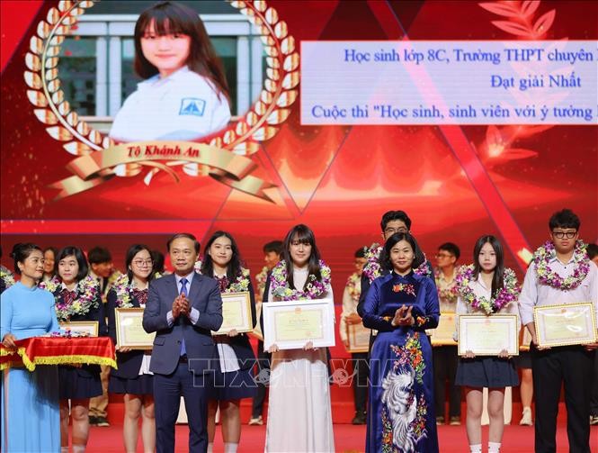 Học sinh giỏi tiêu biểu nhận Bằng khen của Bộ trưởng Bộ Giáo dục và Đào tạo. Ảnh: Thanh Tùng - TTXVN