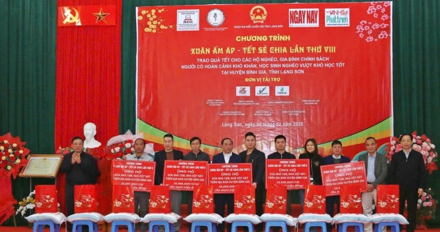 Đồng chí Nguyễn Tuấn Anh, Phó Trưởng ban Thường trực Ban Công tác đại biểu thuộc Ủy ban Thường vụ Quốc hội và Đồng chí Hoàng Văn Nghiệm, Bí thư Tỉnh ủy, Trưởng Đoàn đại biểu Quốc hội tỉnh Lạng Sơn trao kinh phí hỗ trợ xóa nhà tạm, nhà dột nát trên địa bàn huyện Bình Gia