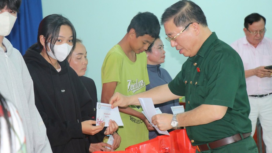 Ông Nguyễn Tuấn Anh - Phó Trưởng ban Thường trực Ban Công tác đại biểu thuộc Ủy ban Thường vụ Quốc hội trao quà cho người dân nghèo Bình Phước