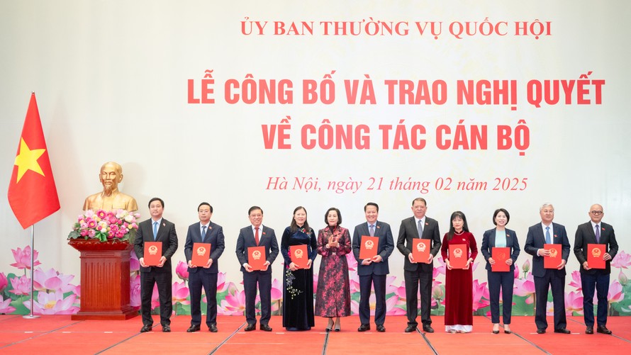 Phó Chủ tịch Quốc hội Nguyễn Thị Thanh trao Nghị quyết của Ủy ban Thường vụ Quốc hội về công tác cán bộ