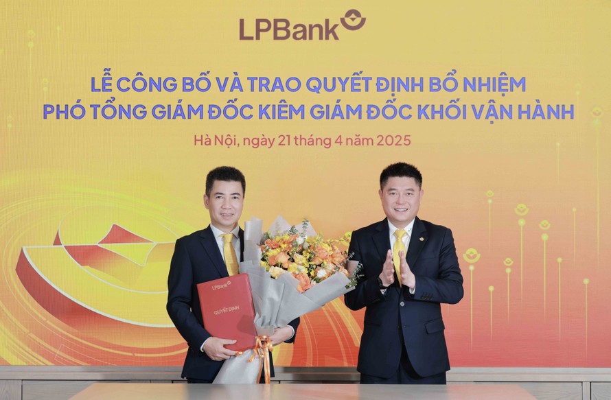 Ông Nguyễn Đức Thụy – Chủ tịch HĐQT LPBank (phải) trao quyết định bổ nhiệm cho ông Nguyễn Hoàng Hải (trái)