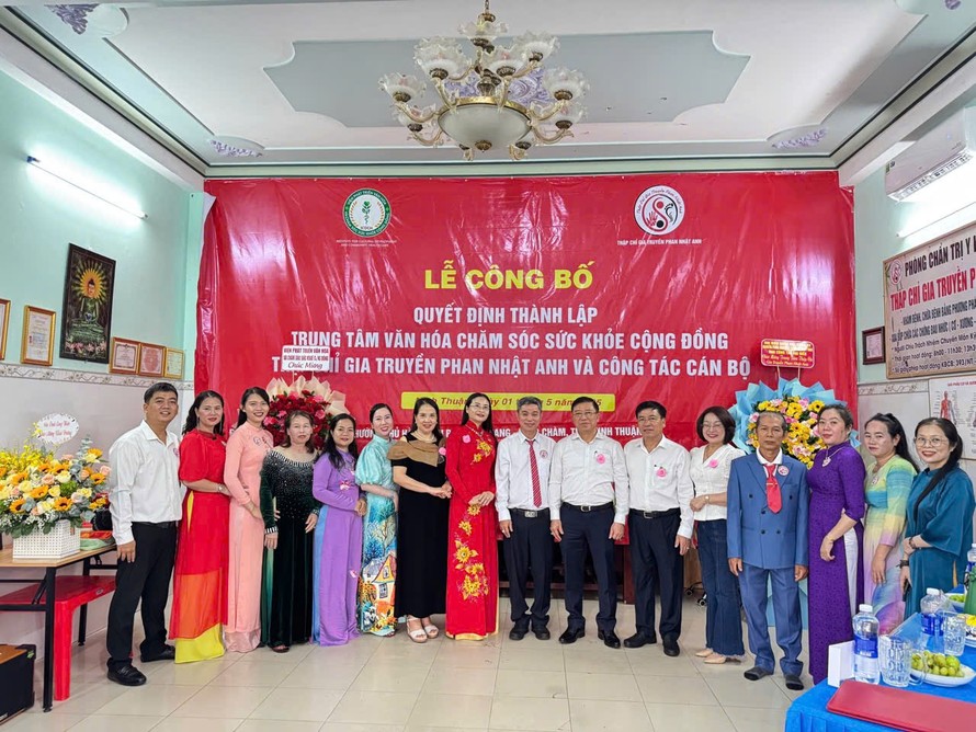 Lãnh đạo Viện Phát triển văn hóa và chăm sóc sức khỏe cộng đồng chia vui cùng Trung tâm văn hóa chăm sóc sức khỏe cộng đồng Thập chỉ gia truyền Phan Nhật Anh.